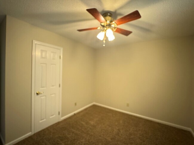 Building Photo - 3BR/2.5BA Home on 1 Acre in Spring Lake