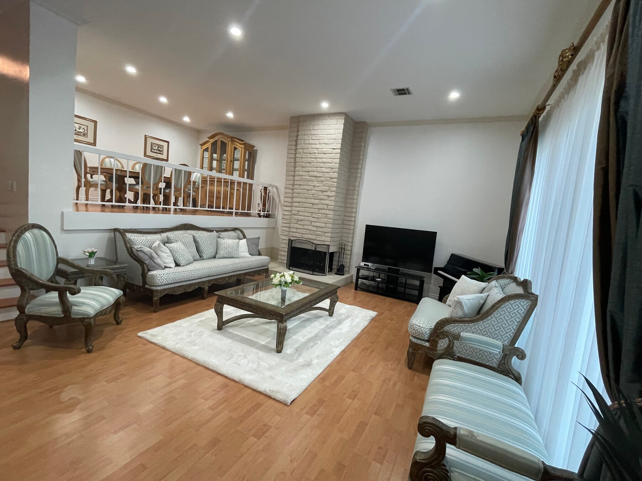 Living Room - 5271 Newcastle Ave