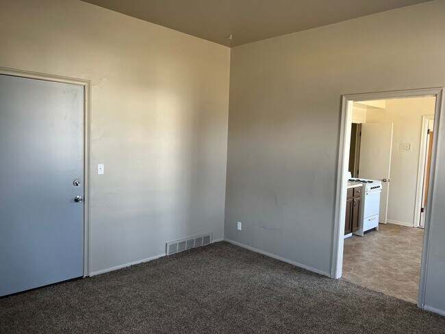 Building Photo - 1BR/1BA Apartment in Multi-Family Unit