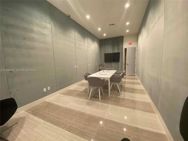 Building Photo - 2000 Metropica Wy