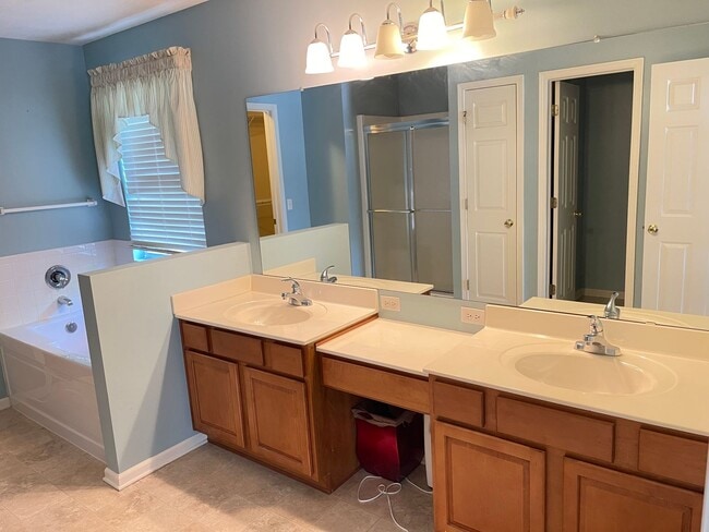 Building Photo - Beautiful 4 bed 2.5 bath 3000+sq ft