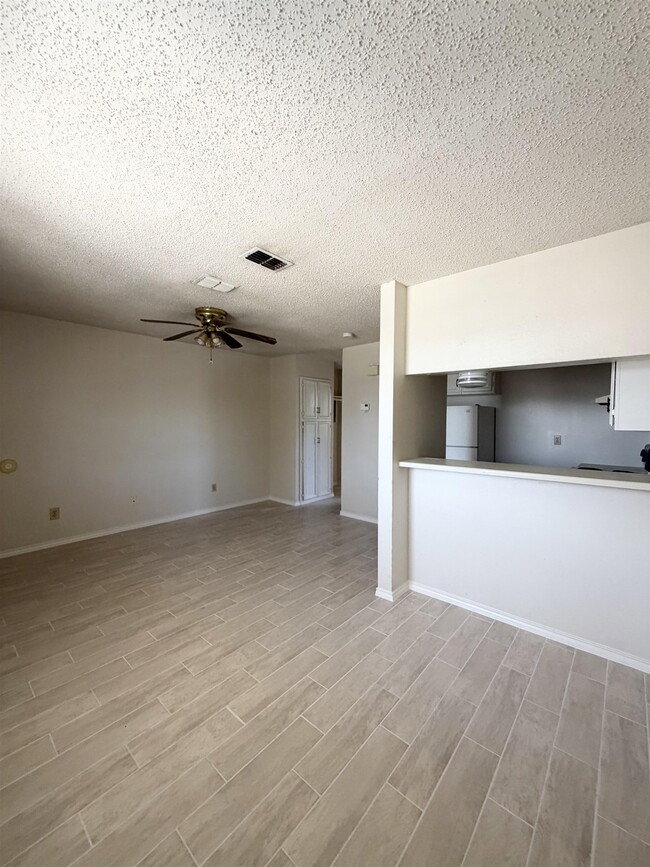 Building Photo - 216 E Cherry Ln