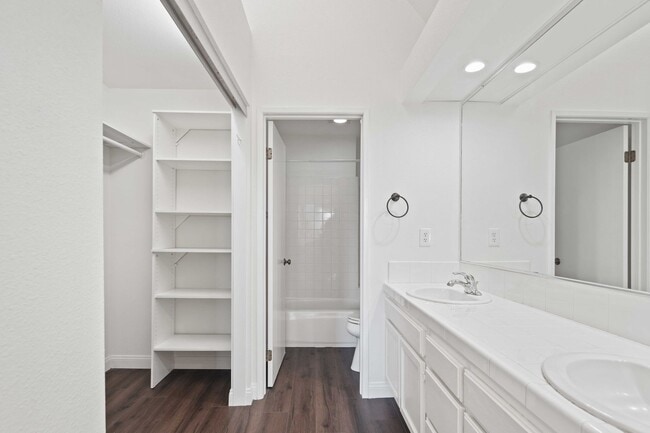 Building Photo - Gorgeous 2 Story Townhome in Valencia!