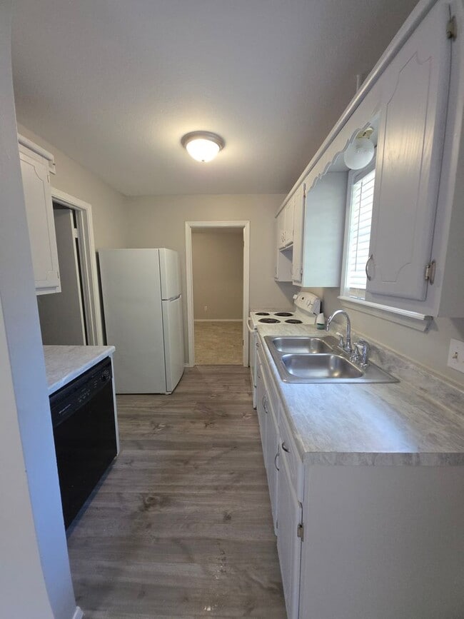 Building Photo - 600-604 East 7th