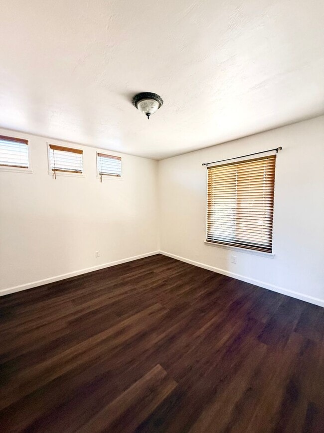 Building Photo - Luxury 1 Bedroom 1 Bathroom Available Now!