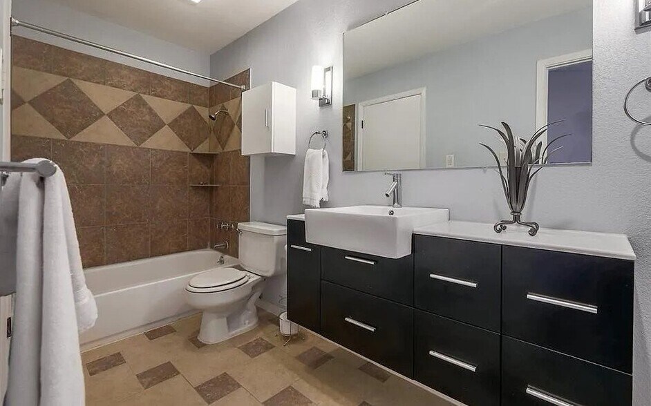 Building Photo - 8905 Trone Cir