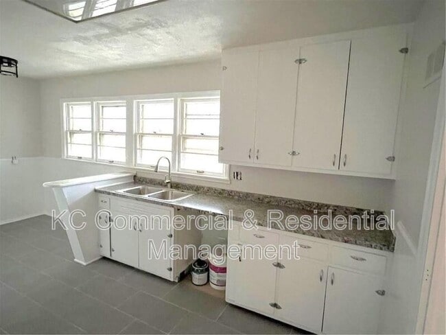 Building Photo - 802 E 75th Terrace