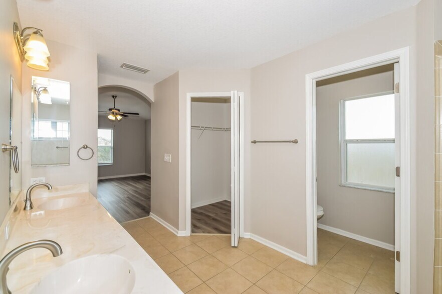 Building Photo - 405 Stone Briar Dr