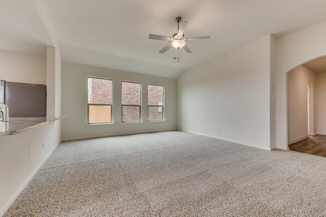 Building Photo - 833 Serena Dr