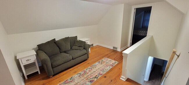 Building Photo - Walking distance to UD - Pending Applicati...