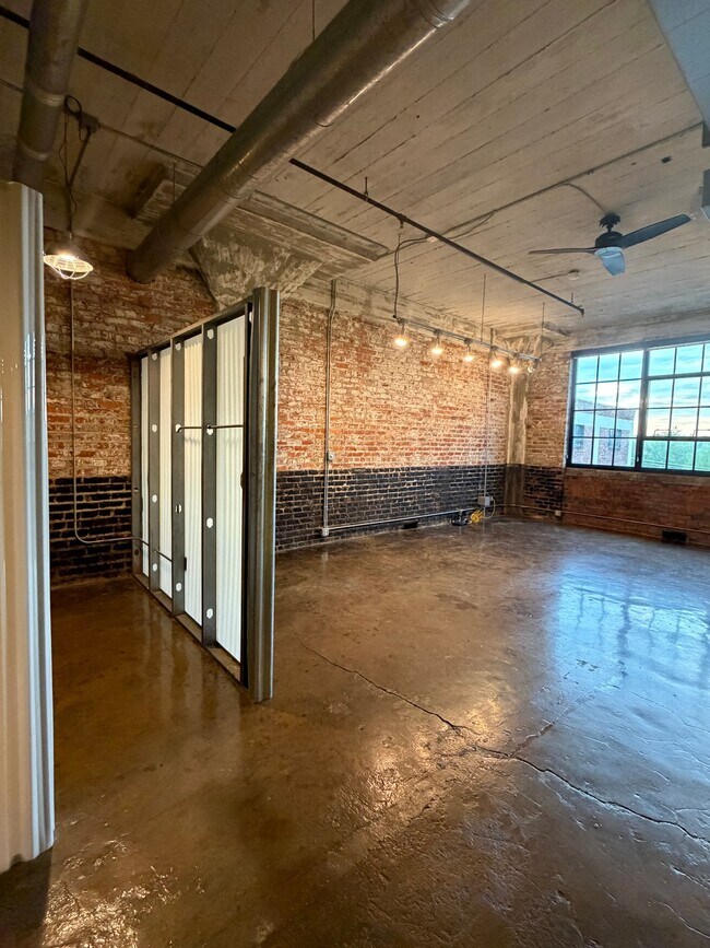 Building Photo - 201 Hull St