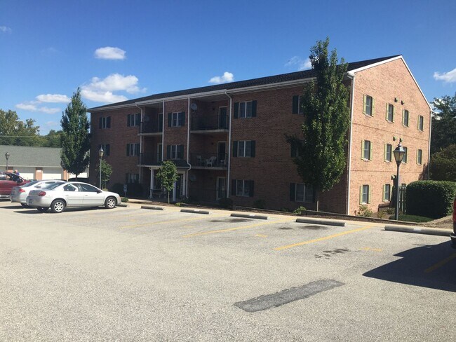 Building Photo - 327 N Pine Ave