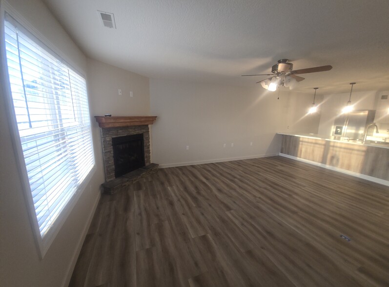 Great room with Natural gas fireplace - 1301 Lantern Pointe Dr