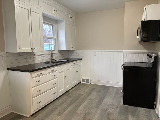 Building Photo - 2 Bedroom, 1 Bathroom House in Winston-Salem!