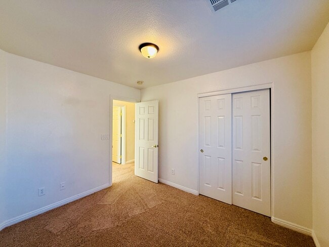 Building Photo - Great Spacious 3 bedroom Townhome Available!