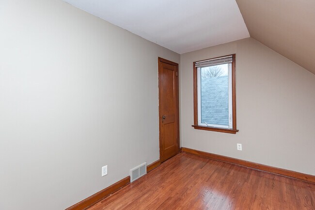 Building Photo - 1012 4th St SE