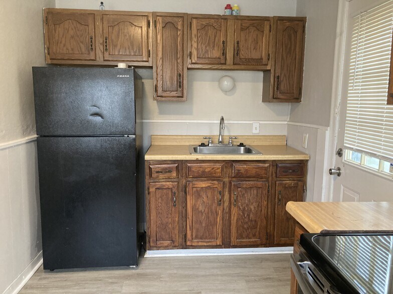 Large Fridge-Freezer - 1 Lamar Dr