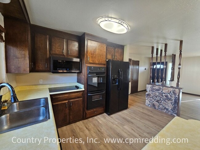 Building Photo - House with Huge Shop in the Heart of Redding Available Now!