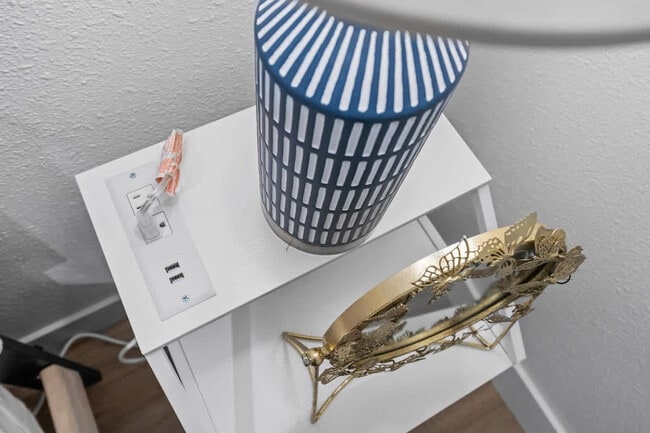 Building Photo - 606 S Sunshine Ave