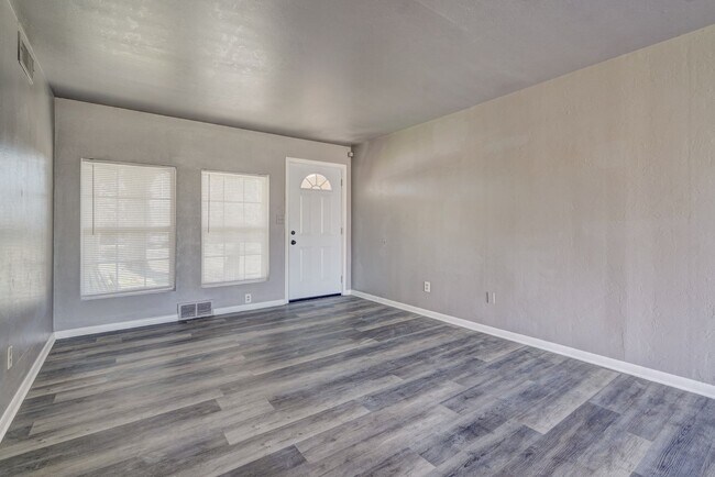 Building Photo - Stunning Remodeled 3-Bedroom Property