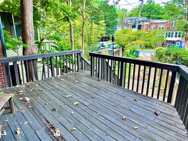 Building Photo - Spacious 6 bedroom 3.5 bath Tudor Townhouse w/Deck close to Georgetown University & Hospital