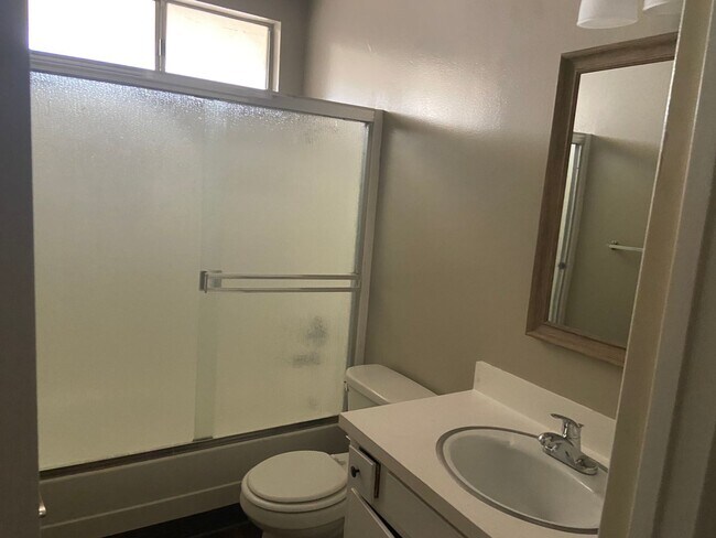 Building Photo - Spacious 1 Bedroom 1 Bath Upstairs Unit Apartment