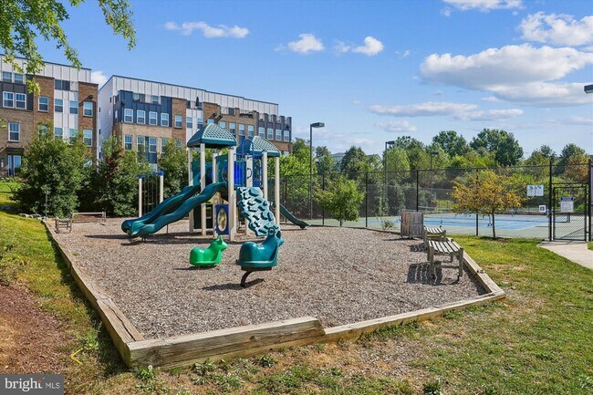 Building Photo - 448 Salk Cir