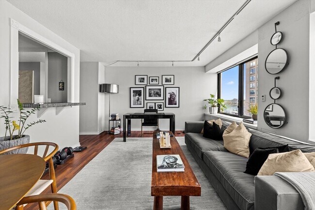 Building Photo - 65 E India Row