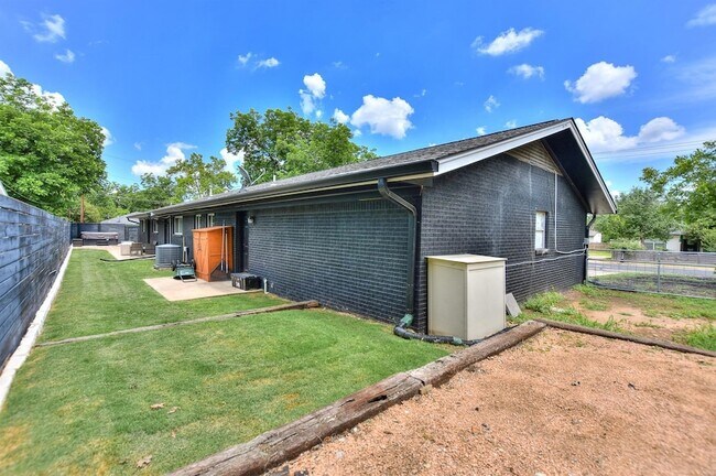 Building Photo - 1407 E 19th St