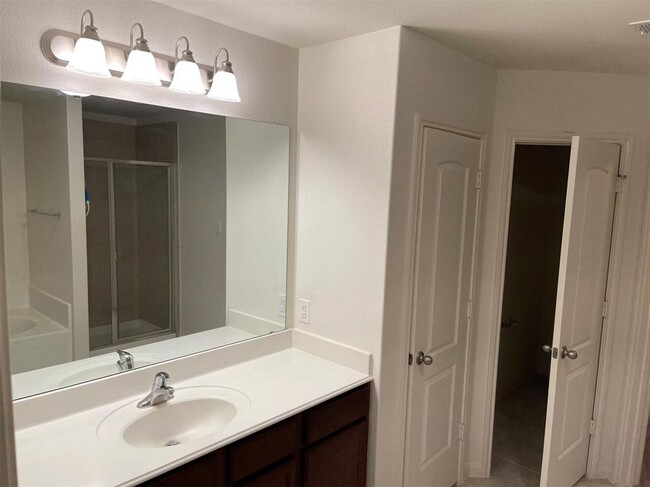 Building Photo - 2300 Sable Wood Dr
