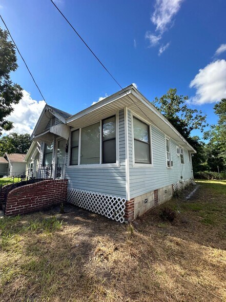 Building Photo - 1555 W 7th St