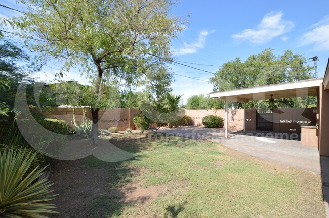 Building Photo - 1402 W Glenrosa Ave