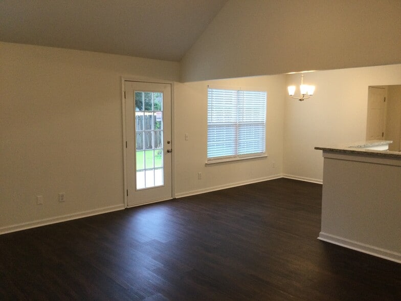 Building Photo - 128 Nandina Wy