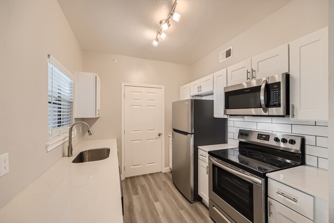 C1 Renovated - 3 Bed 2 Bath - Rise Creekside