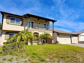 Building Photo - Large 4 Bedroom 3 Bath with Upper Floor Ba...