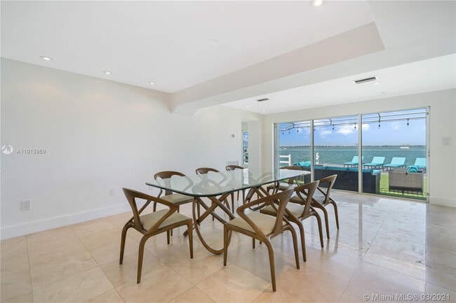 Building Photo - 1413 N Venetian Way