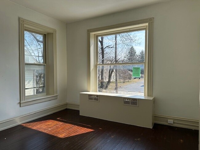 Building Photo - 2 Bedroom 1 Bathroom 2nd Floor Apartment F...