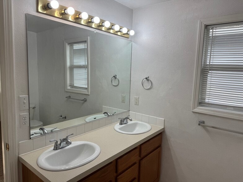 Building Photo - 3237 Olive St