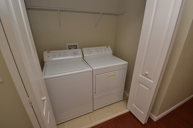 Building Photo - Gorgeous 3/2.5 Townhome in East Orlando ~ ...