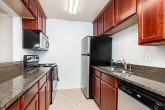 Building Photo - 2 Bedroom Downstairs condo available Now N...