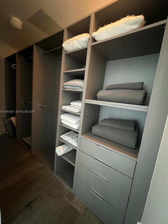 Building Photo - 5500 Island Estates Dr