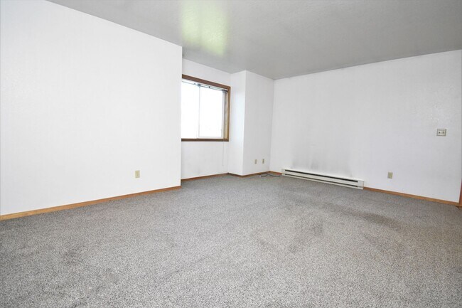 Building Photo - 2 Bed with Carport! Walk to MSU! Pet Frien...