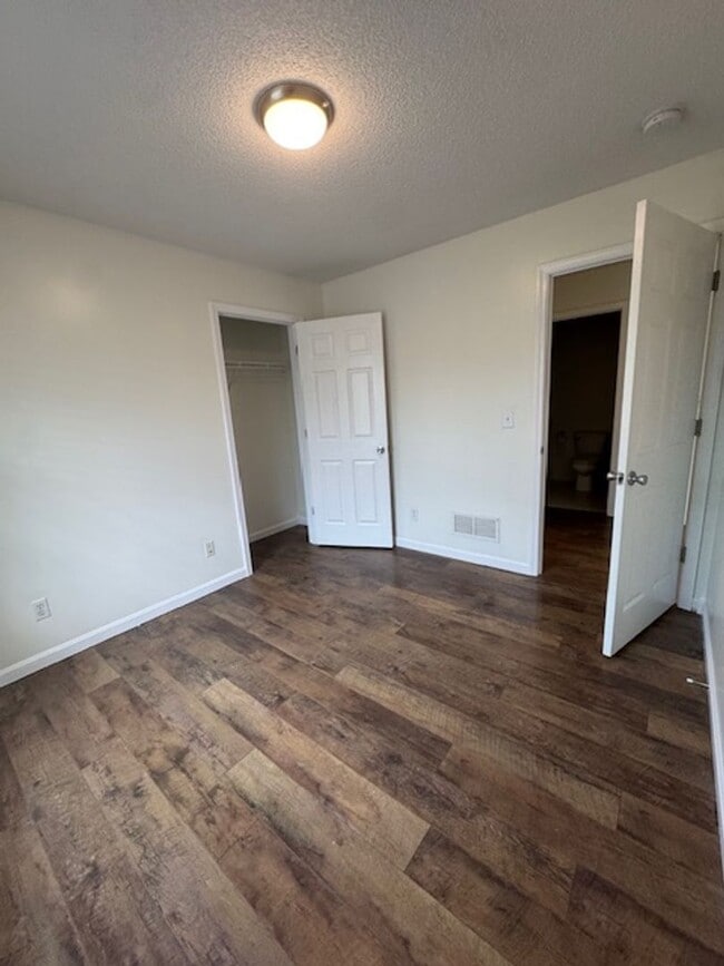Building Photo - 394 Valley View Dr