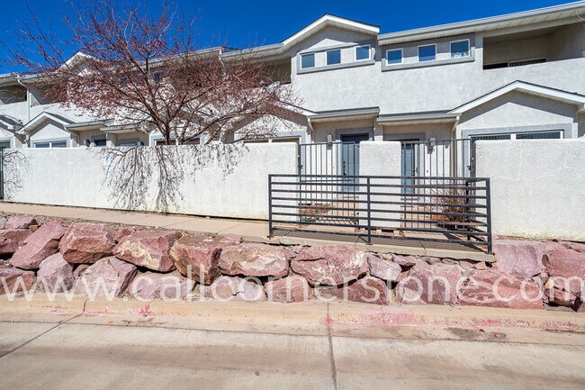 Building Photo - 973 Mountain Crest Vw