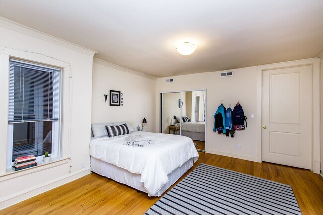 Building Photo - Large 3bedroom/1bath unit in Bucktown! Central Air, FREE Laundry, and close to Blue Line!