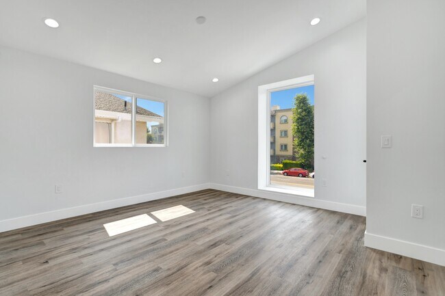 Building Photo - Spacious 3BR NoHo Home w/ Luxury European Finishes