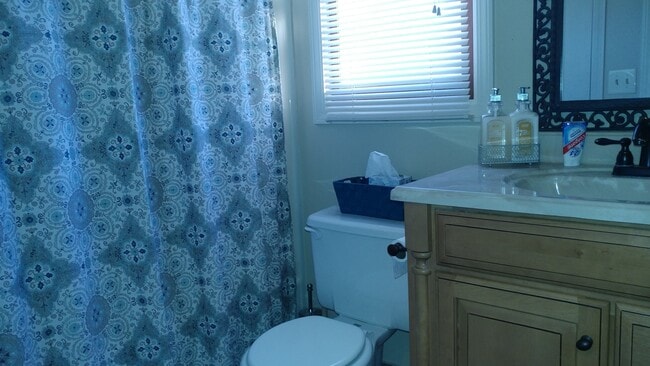 Building Photo - (2) bedroom Town-House w/ new Dining Room ...