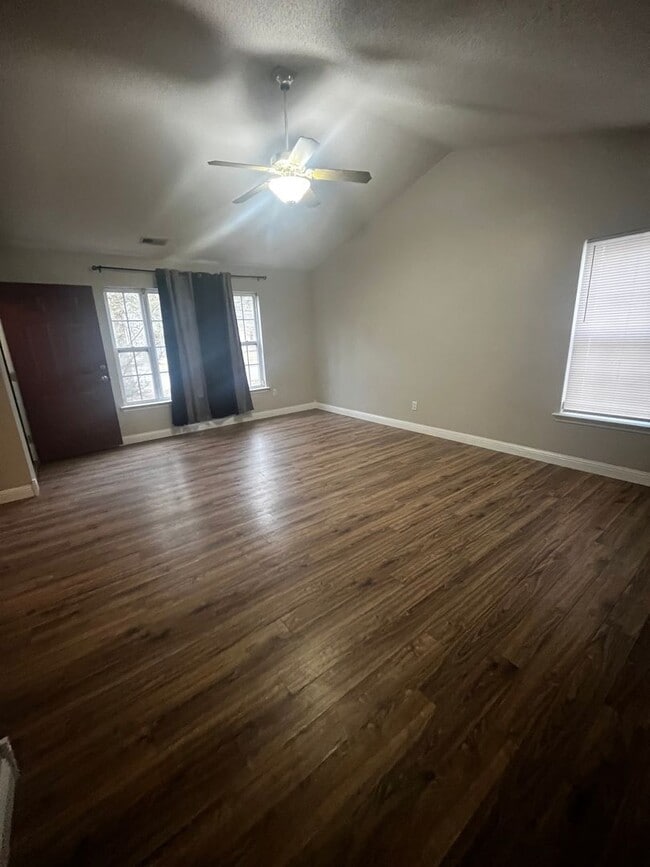 Building Photo - Three Bedroom Two Bath Home