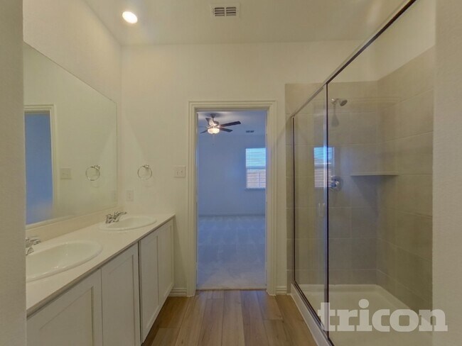 Building Photo - 509 Macdonald Wy