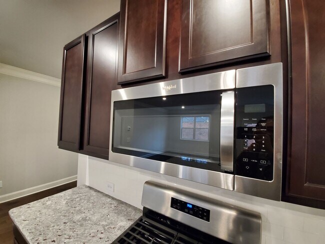 Building Photo - Charming 3-Bedroom Townhome with Stylish F...
